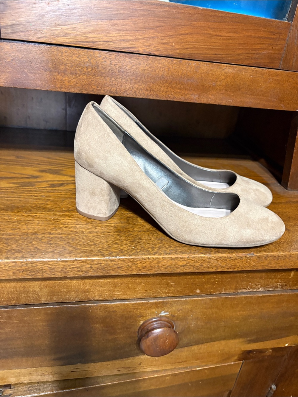 libby. edelman Beige Suede Women's Flats